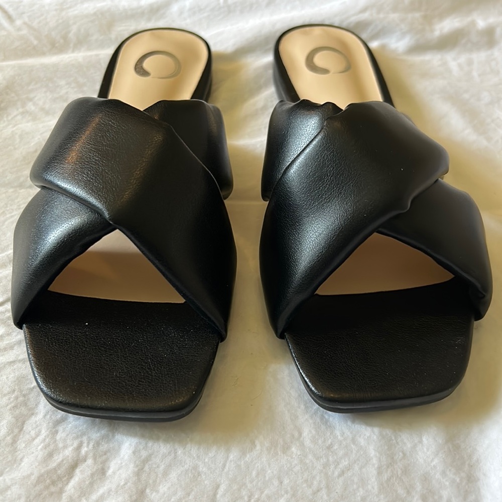 Journee Collection Flip Flops, New in box